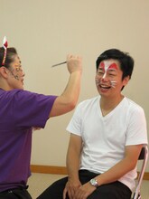 控室でキツネのメイクを施される富士彦。