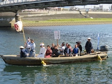 渡し舟に乗ってやって来る富士彦の妻。