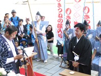 栗原裕康市長から認定証を授与される富士彦（右）。