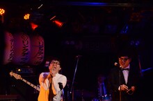 熱唱するアメリカザリガニ柳原（左）。