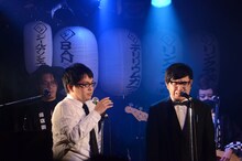 故人を偲ぶアメリカザリガニ平井（右）。