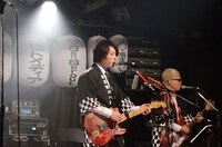 商店街バンドのライブの様子。