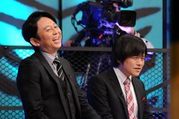 （左から）有吉弘行、バカリズム。(c)TBS