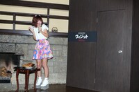 乱入しようとするトレンディエンジェルの物音を怖がる藤田ニコル。 (c)Universal Pictures.