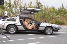 デロリアンに乗り込んだとにかく明るい安村。