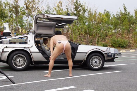 デロリアンの車内を確認する安村。