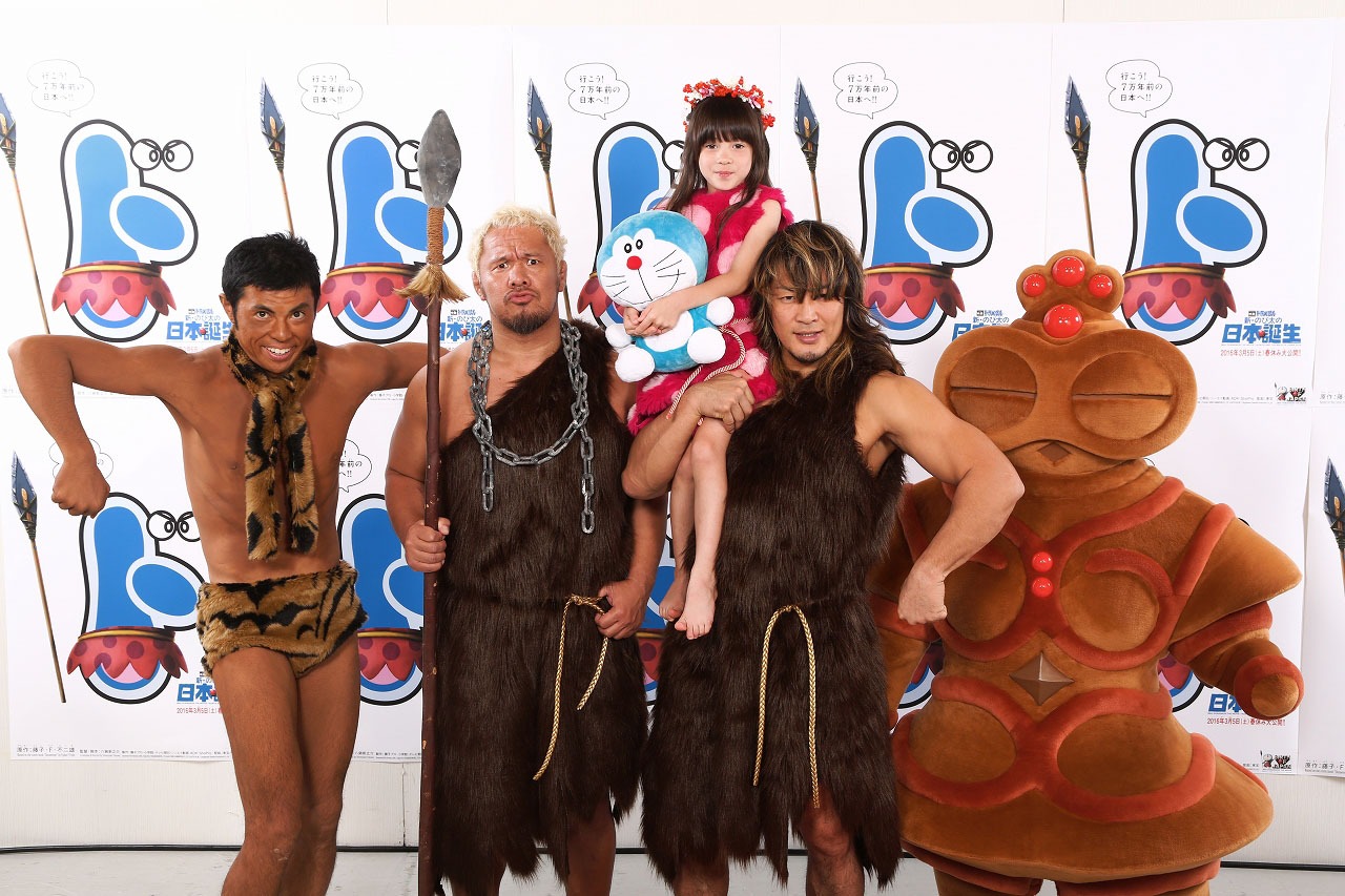 左から、小島よしお、真壁刀義、エヴァ、棚橋弘至。(c)藤子プロ・小学館・テレビ朝日・シンエイ・ADK 2016
