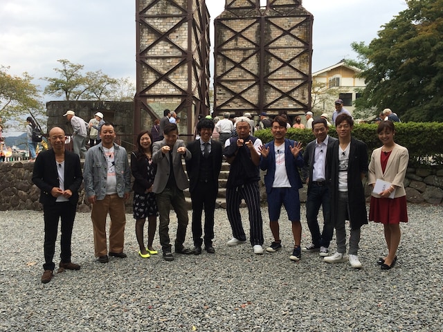左からバイきんぐ、椿鬼奴、品川庄司、TKO木下、FUJIWARA、陣内智則、山田桃子アナウンサー。 (c)静岡第一テレビ