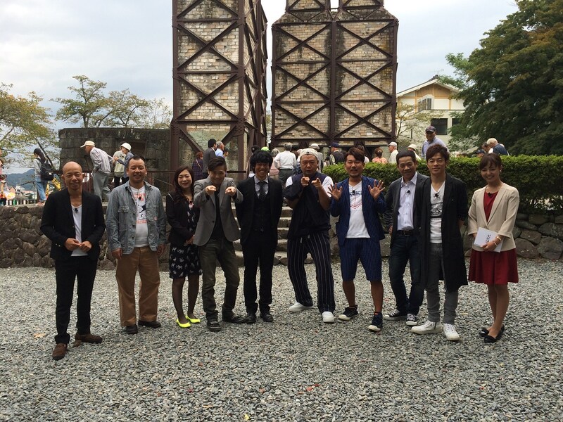 左からバイきんぐ、椿鬼奴、品川庄司、TKO木下、FUJIWARA、陣内智則、山田桃子アナウンサー。 (c)静岡第一テレビ