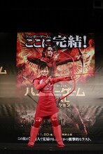 映画「ハンガー・ゲーム FINAL：レボリューション」の大ヒット祈願イベントに登壇した南海キャンディーズしずちゃん。