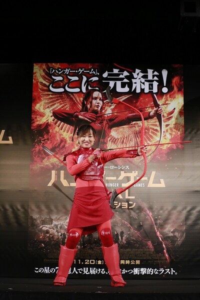 映画「ハンガー・ゲーム FINAL：レボリューション」の大ヒット祈願イベントに登壇した南海キャンディーズしずちゃん。