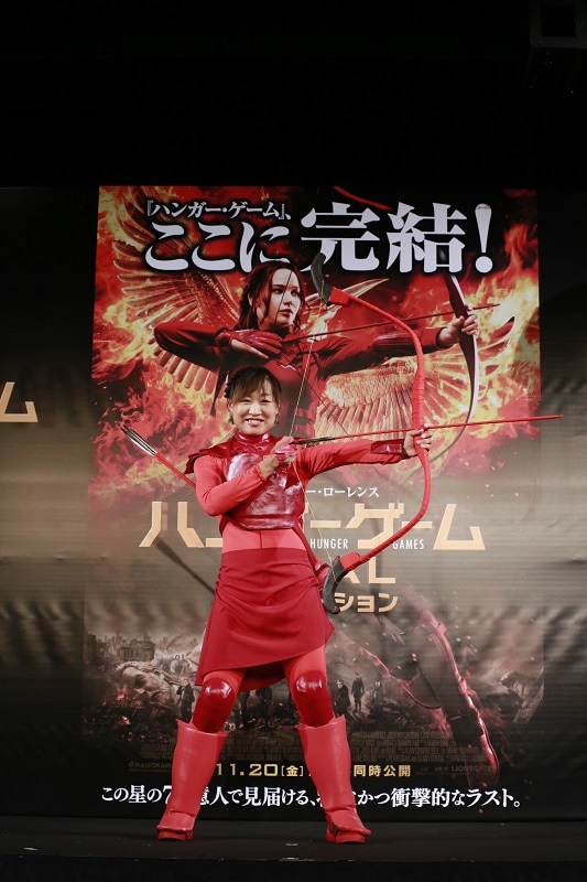 映画「ハンガー・ゲーム FINAL：レボリューション」の大ヒット祈願イベントに登壇した南海キャンディーズしずちゃん。