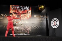 矢を放つ南海キャンディーズしずちゃん。