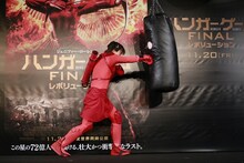 スパーリングに臨む南海キャンディーズしずちゃん。