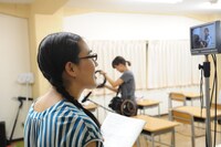 モニターをチェックするたんぽぽ白鳥。