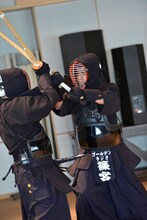 オジンオズボーン篠宮（右）