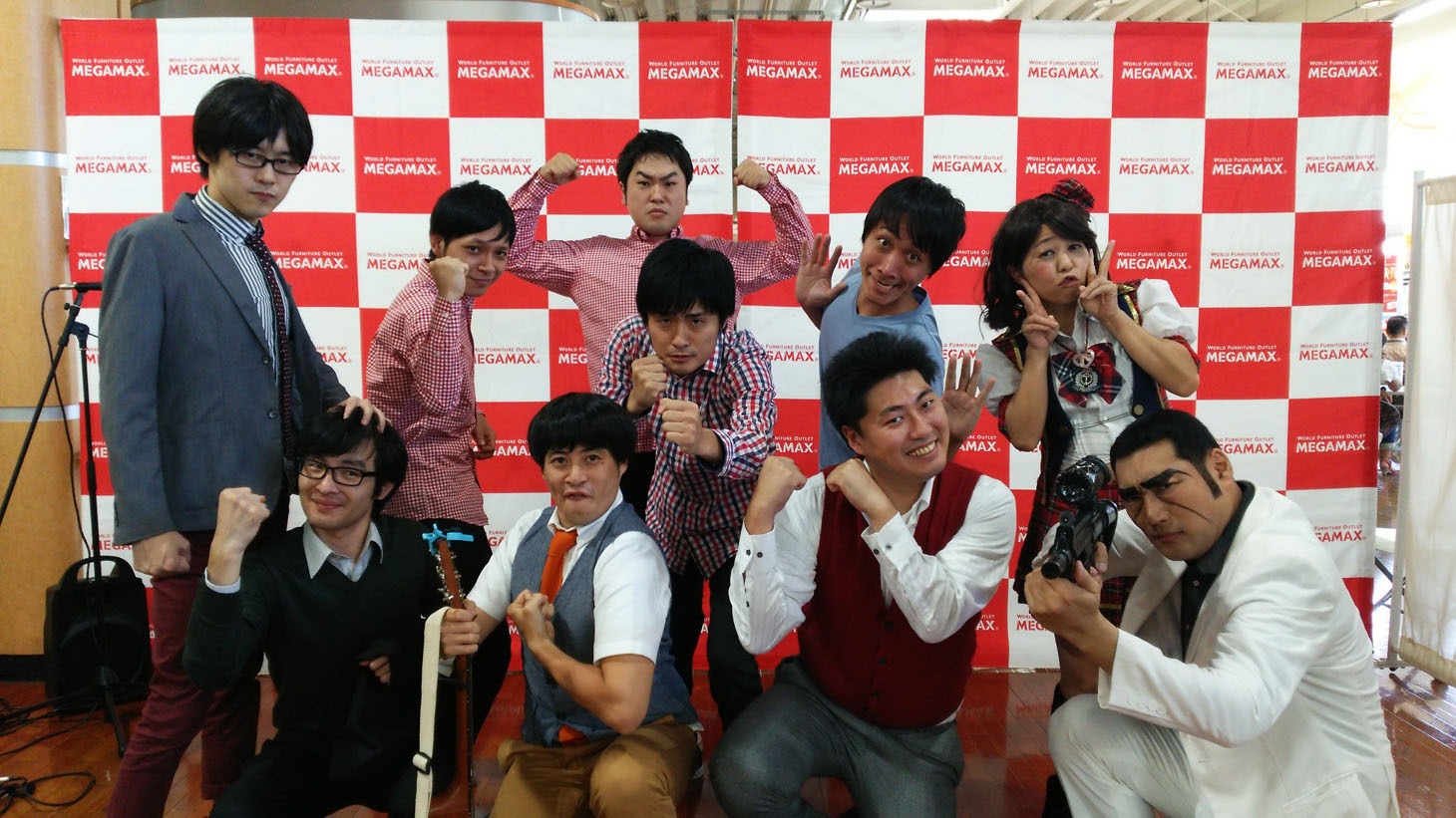 「目指せ！アウトレット芸人2」に出演する芸人たち。