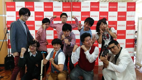 「目指せ!アウトレット芸人2」に出演する芸人たち。