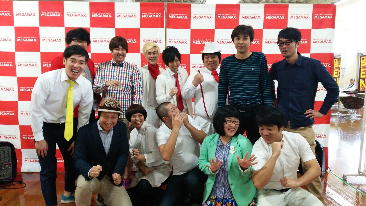 「目指せ！アウトレット芸人2」に出演する芸人たち。