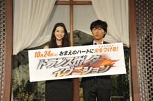 映画「トランスポーター イグニション」イベントの様子。左から足立梨花、スピードワゴン小沢。 (c)2015  EUROPACORP – TF1 FILMS PRODUCTION／Photo:BrunoCalvo