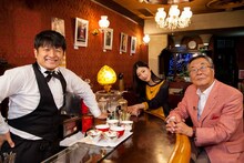 「燃えよ欽ちゃん」に出演する（左から）ダイノジ大谷、壇蜜、三宅恵介ディレクター。 (c)東北新社