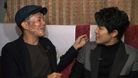 鈴木亮平にラップキスを迫るシャンプーハットこいで。(c)関西テレビ