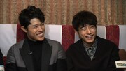 「ポロリバス」に乗車する鈴木亮平と坂口健太郎(左から)。(c)関西テレビ