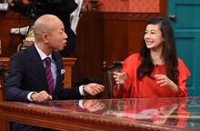 左からバイきんぐ小峠、清水富美加。(c)日本テレビ