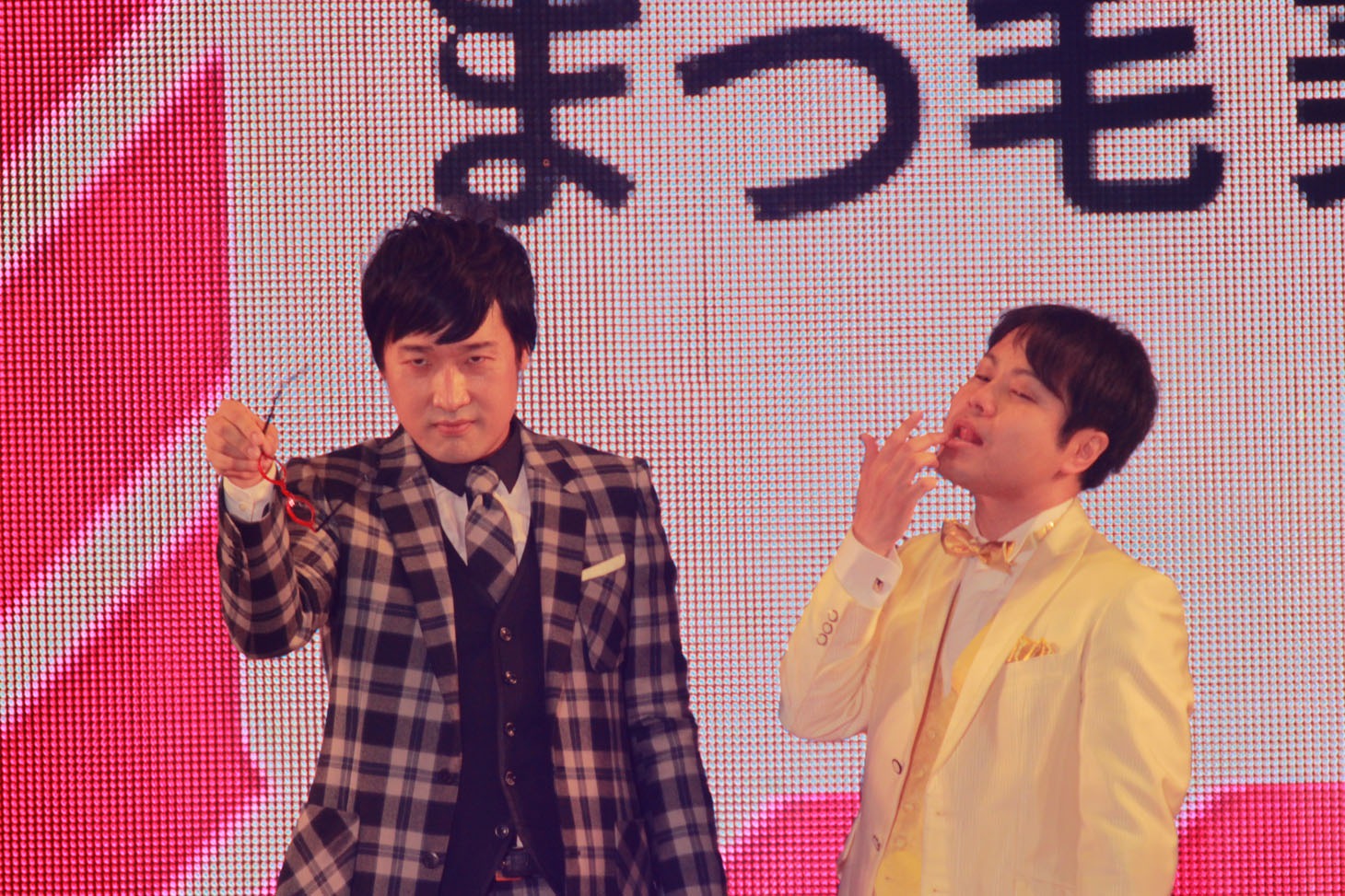 キメ顔を披露する南海キャンディーズ山里とNON STYLE井上（左から）。