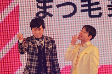 キメ顔を披露する南海キャンディーズ山里とNON STYLE井上（左から）。