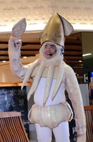 2階からの声援にも応えるイカ大王。