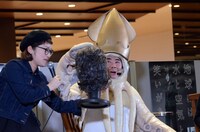 宇宙人総理のカツラをなでてみるイカ大王。