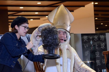 宇宙人総理のカツラをなでてみるイカ大王。