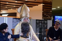 宇宙人総理のカツラの匂いをかぐイカ大王。