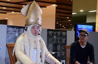 左から、イカ大王、平松政俊氏。