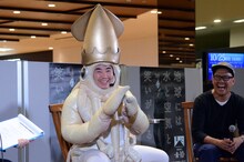 カメラ目線で紅白歌合戦出場をお願いしてみせる、ドランクドラゴン塚地扮するイカ大王。