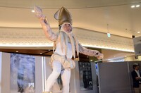 「イカ大王体操第2」の振付を教えるイカ大王。