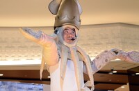 「イカ大王体操第2」2番の振付を初披露するイカ大王。