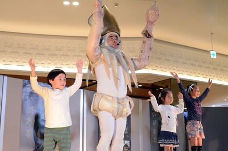 子供たちと一緒に「イカ大王体操第2」を踊るイカ大王。