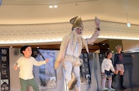 子供たちと一緒に「イカ大王体操第2」を踊るイカ大王。