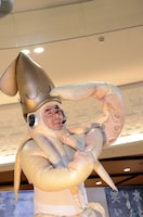 「イカ大王体操第2」の振付を教えるイカ大王。