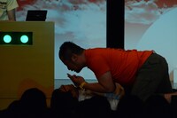 登場時、浅越ゴエを押し倒し威嚇するケンドーコバヤシ。