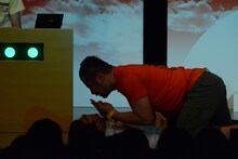 登場時、浅越ゴエを押し倒し威嚇するケンドーコバヤシ。