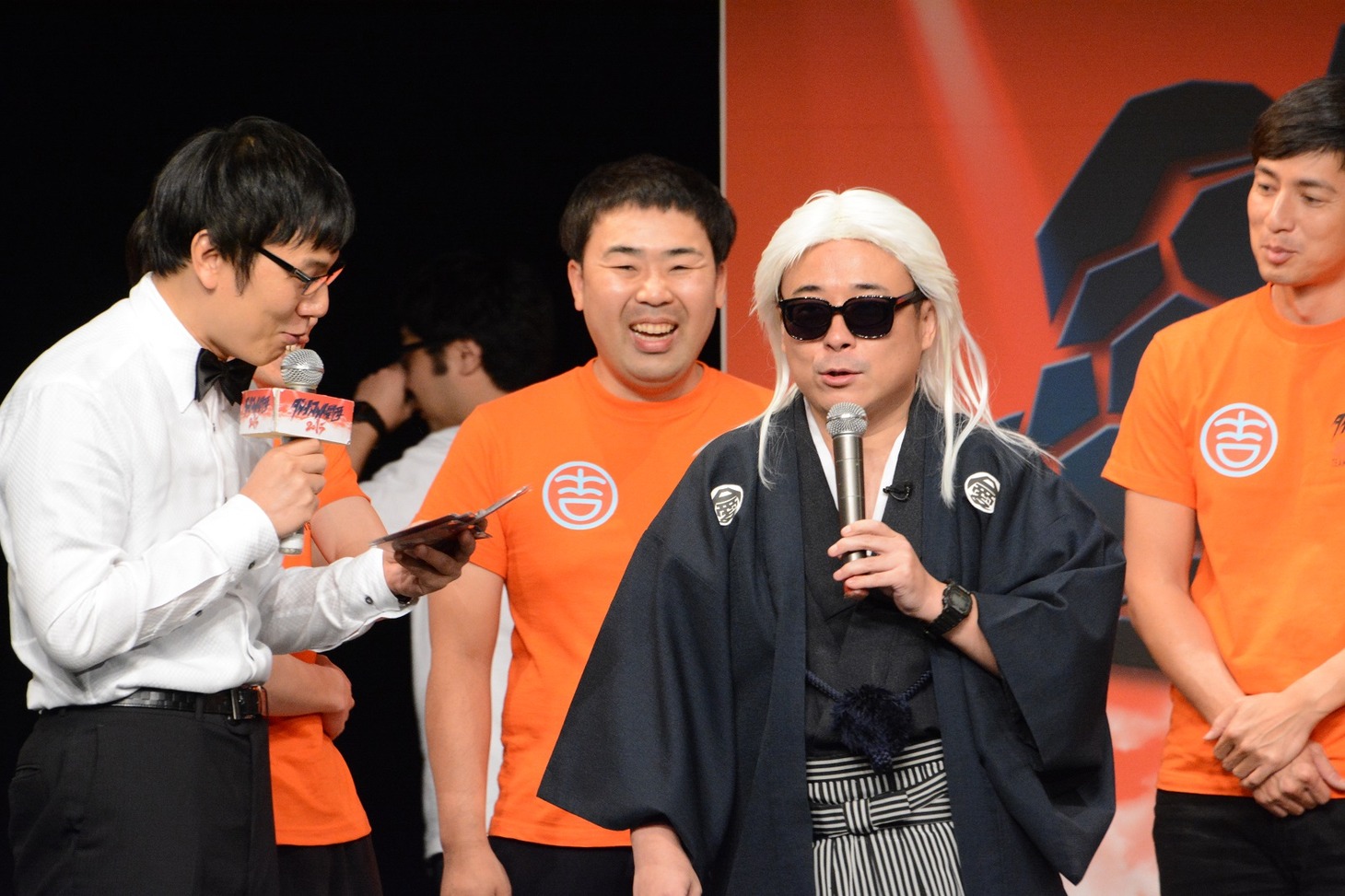 「笑い+音楽大喜利『DYNAMITE STATION』」にて、タモリに扮して司会を行うバッファロー吾郎A。