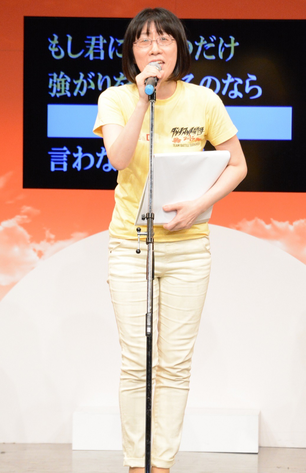 歌唱力で会場を沸かす阿佐ヶ谷姉妹・江里子。
