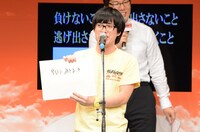 きたろうの回答を歌わされるラブレターズ溜口。