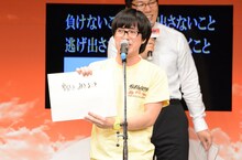 きたろうの回答を歌わされるラブレターズ溜口。