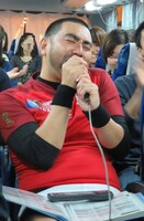 バスの車内であるあるを熱唱するRG。