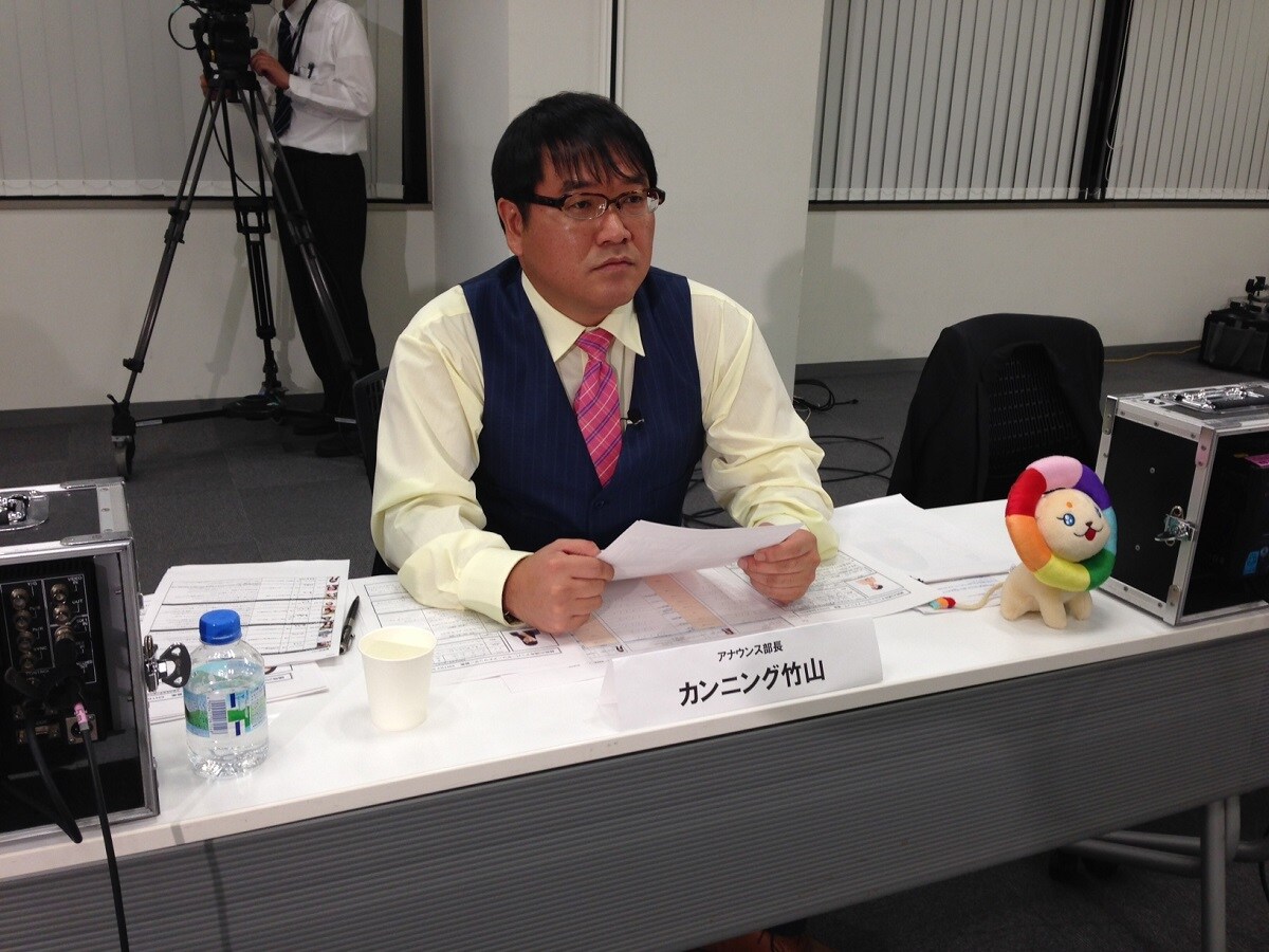 面接するカンニング竹山。