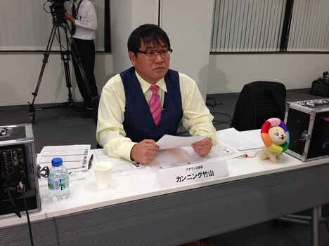 面接するカンニング竹山。